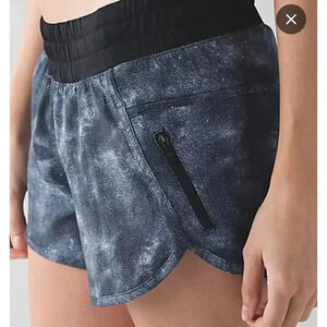 Lululemon Tracker Short IV
Mini Diffusion White Black / Black Size 12